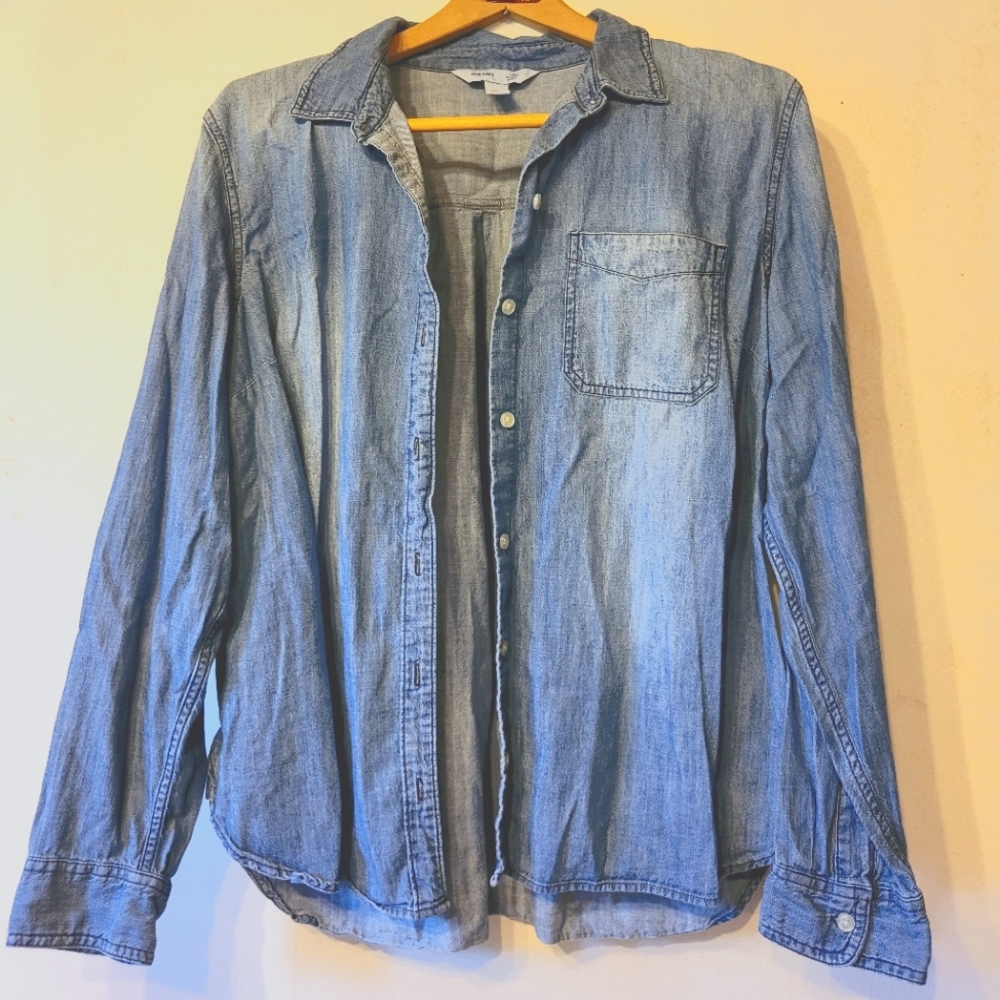 Old Navy Denim Button Up Size XL "The Classic Shirt"